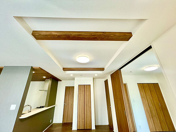【おしゃれな折上天井リビング】♪木目アクセントが映えるデザイン天井☆空間に立体感を生み出す上質な演出