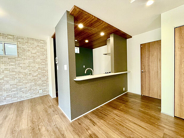 【木目ポップアップ天井がおしゃれなキッチン空間】☆カフェのような雰囲気を演出♪デザイン性と機能性を兼ね備えた空間