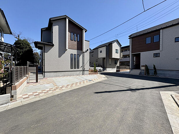 【現地写真】　第一種低層住居専用地域内に位置する穏やかな住環境。小学校・スーパー・コンビニまで徒歩10分圏内と、幅広い世帯に暮らしやすいロケーションです。