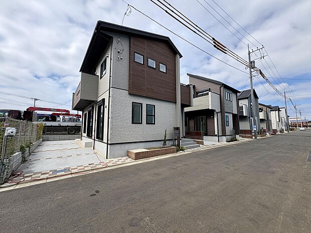 【外観写真】　全棟、太陽光パネル搭載のデザイン住宅◎所沢・新所沢街道が近く、利便性良好な立地です。是非、お気軽にお問い合わせください。