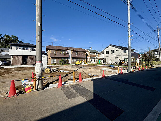 【現地土地写真】　周囲は住宅などの建物が既に建っていますので、実際の採光状況などを考慮してプランニングができます。造成工事後のお引渡しです。