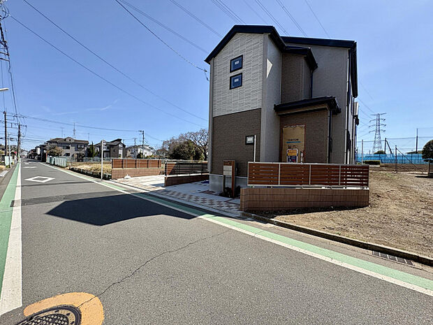 【外観写真】　様々な税制優遇が受けられる「長期優良住宅」。太陽光パネルを搭載した、省エネ性能にも優れた住まいです。環境にもお財布にも優しいエコな暮らしを実現できます。