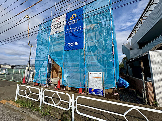 【現地写真】　世帯人数の多いご家族にも嬉しい、「4LDK」の住まいです。LDKは広さ18.0帖、開放感のある吹抜けやリビング階段を採用しています。