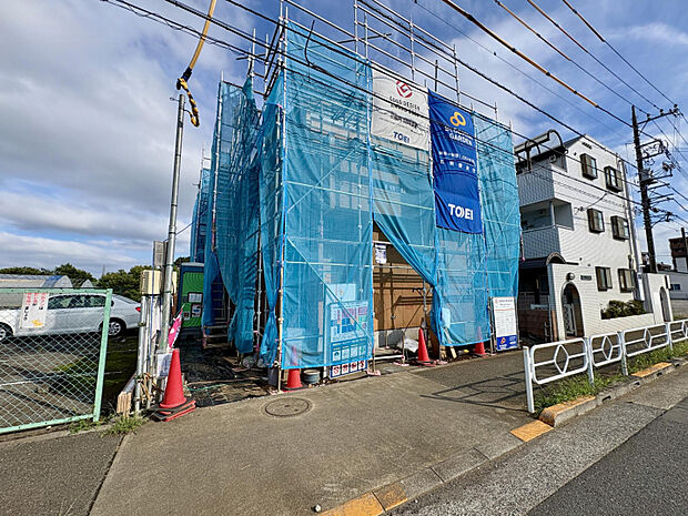 【現地写真】　《限定1邸》耐震等級3取得！繰り返される地震にも強い「制震ダンパー」を採用した、長期優良住宅です。玄関扉はWアクセスロック電池錠◎セキュリティにも配慮しています。