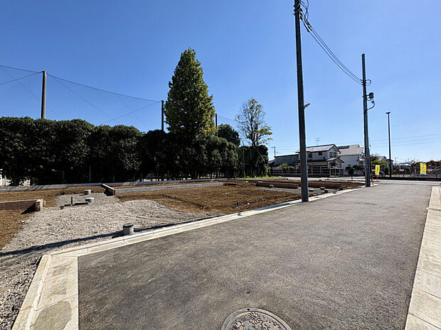【外観写真】　街区内は通り抜けできない形状のため、プライバシーを確保しやすく、のんびりとお過ごしいただけます。前面道路は、南側幅員約12.0mの公道、新設道路は約4.5mの広さです。