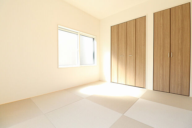 【【2号棟/和室（4.5帖）】】LDKに隣接する和室。正方形の縁なし畳を採用しており、LDKの洋の雰囲気とも調和が取れたデザインです。