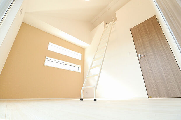 【【2号棟/洋室（5.0帖）】】勾配天井を施したお部屋です。3面採光を確保しており、明るく開放感があります。