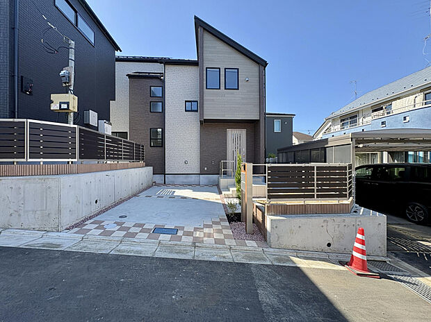 【【1号棟/外観】】建物面積30坪超！マルチスキップ付きの広々としたLDKに、家事動線を考慮した暮らしやすい間取りが魅力◎1台分のカースペースを確保しました（車種による）。