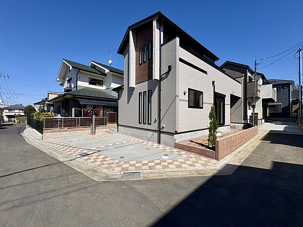 【【3号棟/外観】】自然光が注ぎ込む南向きバルコニーは、3部屋から行き来可能なワイド仕様。物干しスペースやリラックススペースなど、多用途に活用可能です。