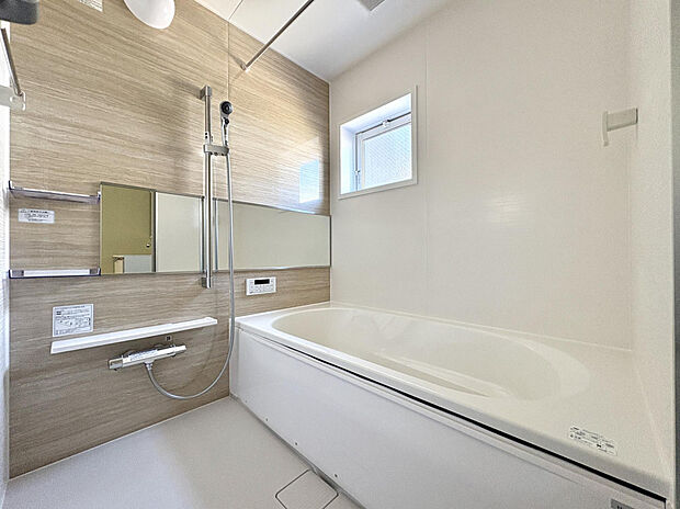 【【1号棟/浴室】】1日の疲れをゆっくりと癒していただける浴室です。浴室暖房換気乾燥機・ワイドミラー・シャワー用スライドバーなど、機能的な設備を標準搭載しています。