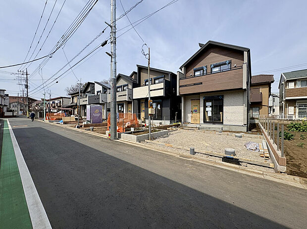 【【前面道路含む現地写真】】コンビニ・スーパーまで徒歩9分圏内◎休日はご家族揃ってショッピングも楽しめる「東久留米ショッピングセンタークルネ」まで徒歩15分の立地。暮らしに便利な住環境です。