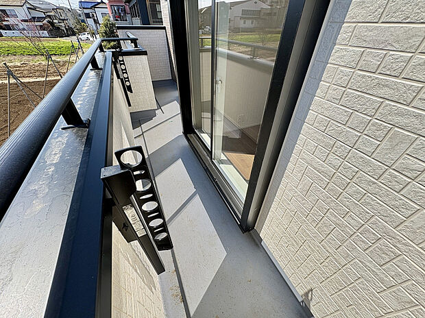 【【2号棟/バルコニー】】洋室2部屋に跨がる南向きバルコニーです。折り畳み式の物干し金物を設置しています。