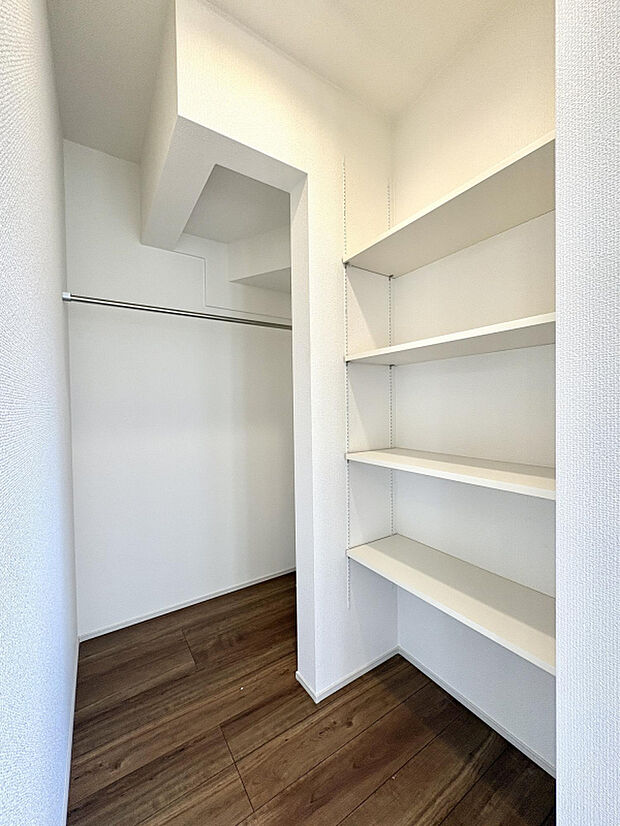 【【2号棟/WIC】】LDKに備わっているWICは、ファミリークローゼットとしても活用可能◎枕棚・ハンガーパイプ・可動棚付きで、空間を余すことなく活用できそうです。
