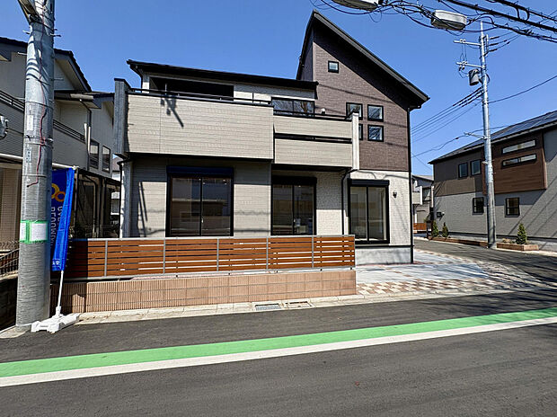 【【1号棟/外観写真】】2面道路に接する開放的な角地に立地する1号棟。駐車スペースは2台分を確保しています（車種による）。