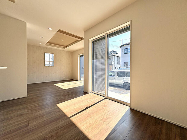 【【4号棟/LDK（16.5帖）】】南側に開口部の広い掃き出し窓を設けています。あたたかい陽光がたっぷり差し込み、ゆったりとお寛ぎいただけます。シャッター窓につき、防犯対策としても◎