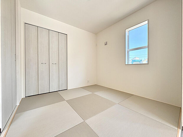 【【4号棟/和室（4.5帖）】】シチュエーションに合わせて個室としても活用可能◎すっきりとした縁なし畳のため、ヨガやストレッチスペースとしても重宝しそうです。