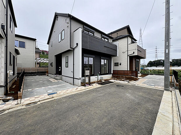 【【外観写真（左から5号棟、6号棟）】】第一種低層住居専用地域に位置していますので、将来的に高い建物が立ちにくく、穏やかな住環境が保たれやすい立地です。
