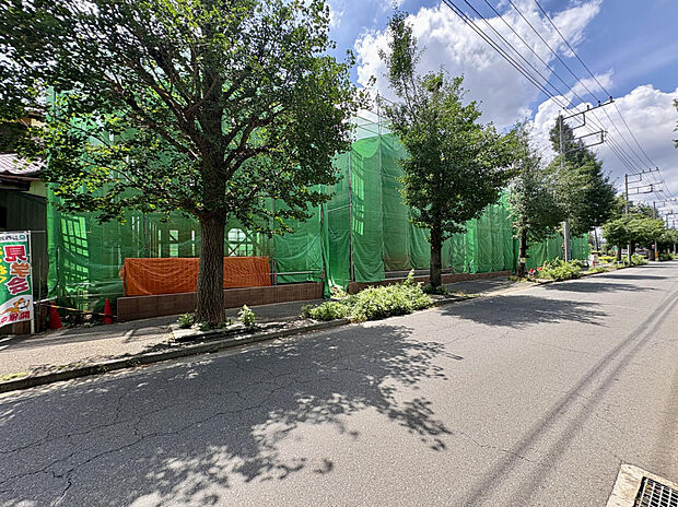 【【前面道路含む現地写真】】低層な住宅が建ち並ぶ第一種低層住居専用地域に位置します。周辺環境と併せて、ぜひ現地をご確認ください。