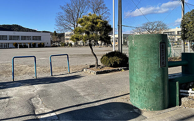 葛生小学校（約390m）