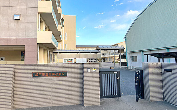 坂戸小学校（約1,120m）