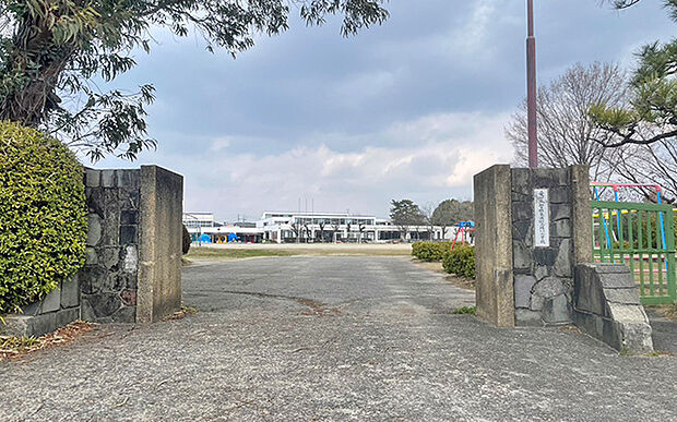 緒川小学校(約1,200m)