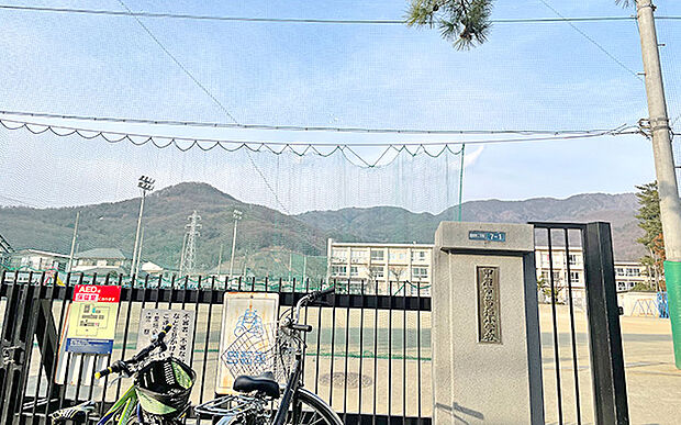 甲府市立里垣小学校(約800m)