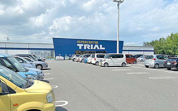スーパーセンタートライアル久保店(約700m)