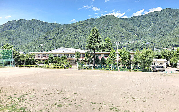 市立西小学校（約850m）