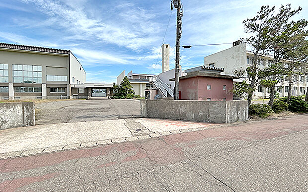 上越市立頸城中学校(約5,600m)