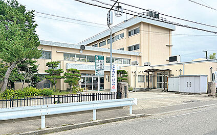市立新通小学校 150m