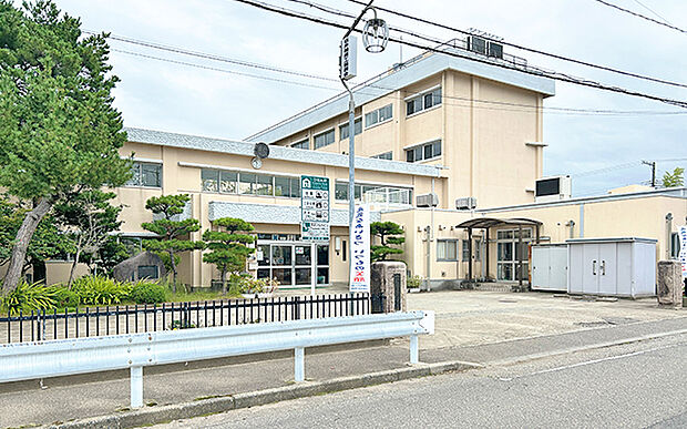市立新通小学校(約150m)