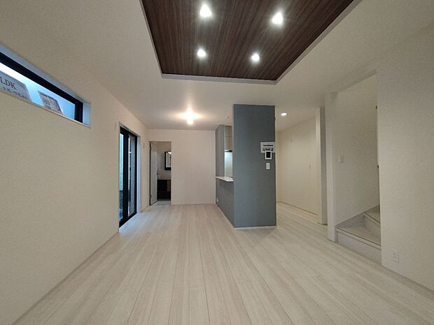 2号棟 折上げ天井で空間にメリハリをプラス。高級仕様で空間もアップデートされます。