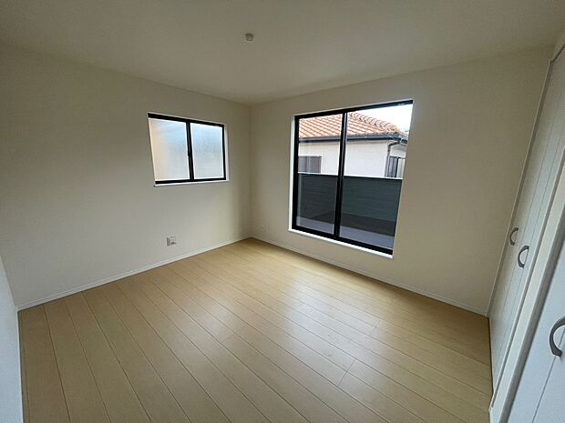 【（B号棟）洋室】（B号棟） 主寝室である7.0帖の洋室です。大きな収納も完備です。