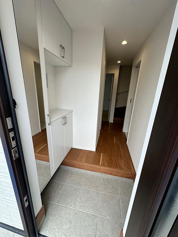 【玄関】コの字型のシューズボックスで、使い勝手が良い玄関となっております。