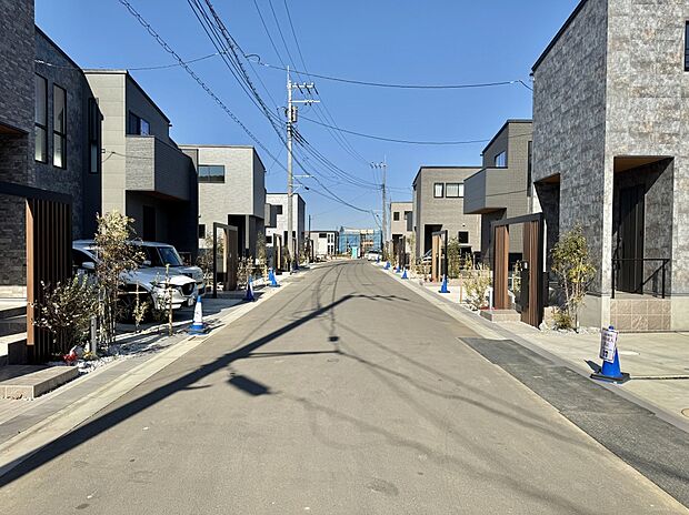 デザイン性の高い街並み。直線を活かした洗練されたフォルムと上質な外壁が、建物一棟一棟に重厚感と存在感をもたらします。住む人の感性に応える、上質で品格ある邸宅街がここに誕生。