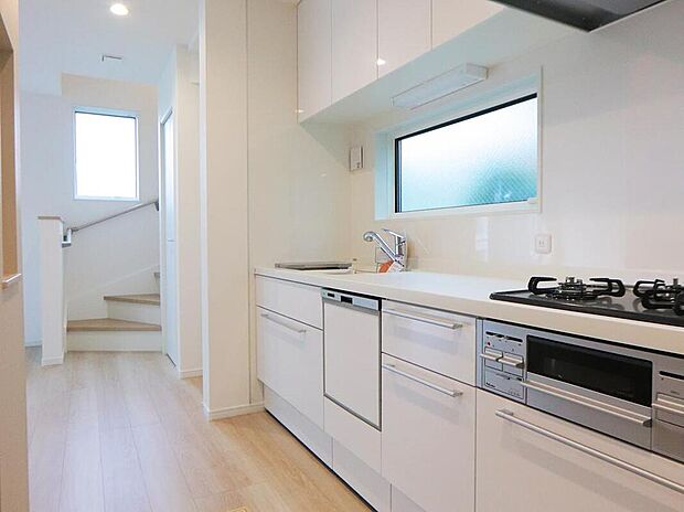 白を基調としたシステムキッチンは食洗器乾燥機付き。毎日の家事も楽に♪