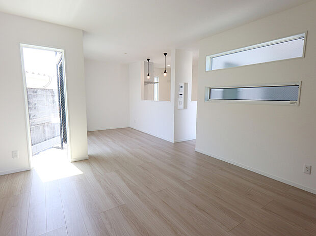 ◆収納豊富なLDK!
リビングが道路に面していないので人の目も気になりにくく、落ち着いた空間を過ごしていただけます。