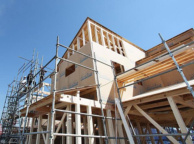 【木造軸組工法】秀建では、お客様のご要望にお応えする間取りや、デザイン性のある住宅造りを実現するため、設計の自由度の高い木造軸組工法を採用しています。現場の職人とも連携を取り、細かい部分にまでこだわった住宅造りを行なっています。