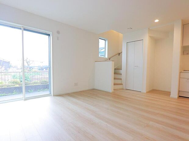 【リビングダイニング】お庭を望むリビングダイニング♪子育て世帯に人気のリビング階段で家族の会話も弾みます!