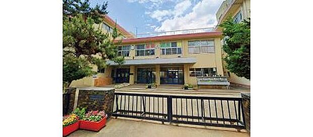 泉中学校(約1,600m)