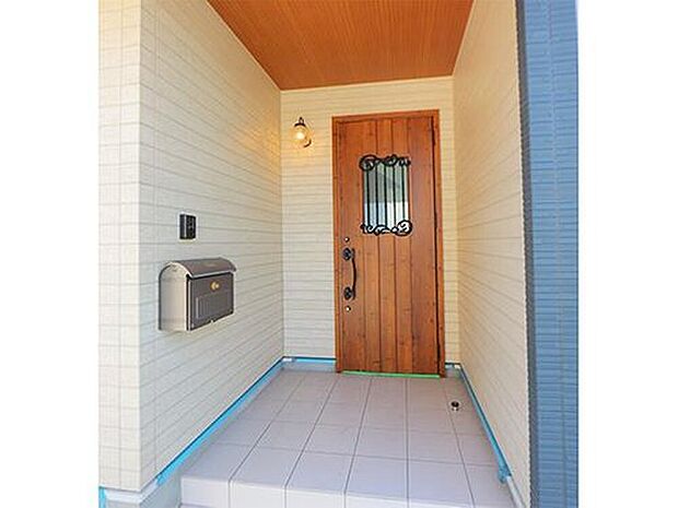 【玄関】◆ブルーの爽やかな外壁と木目を基調とした爽やかなデザイン。並列２台駐車可能♪