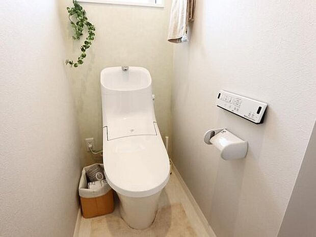 【＜LIXIL＞べーシアシャワートイレ【フチレス】】つぎ目のないキレイ便座や、汚れがツルンと落ちるアクアセラミックなどお掃除ラクラクなトイレ。1階・２階とも快適に使えるウォシュレットです。
（画像はイメージです）