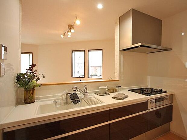 【＜クリナップ＞STEDIA(ステディア)】食器洗い乾燥機が標準仕様のシステムキッチン。
便利な浄水器一体型水栓です。
（画像はイメージです）