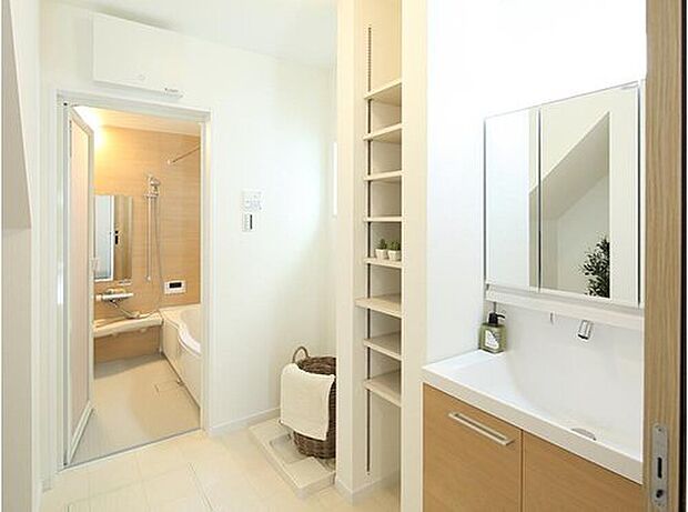 【＜LIXIL＞MV】ミラーの裏に収納ができ、トレーの高さも変えられるので便利です。スタイリッシュな形状で使いやすい洗面化粧台です。
（画像はイメージです）