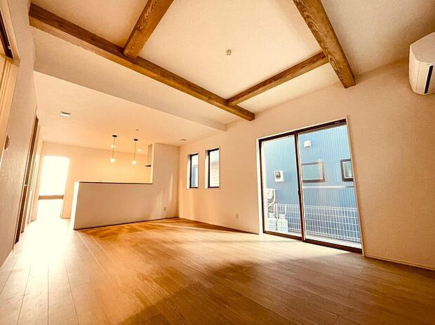 【リビング】◆各棟異なる間取りとデザイン
注文住宅のようなこだわりの間取り、デザインを建売住宅にしてみました。お隣さんとは違う建物なので、愛着が湧くマイホームになります♪(7号棟)