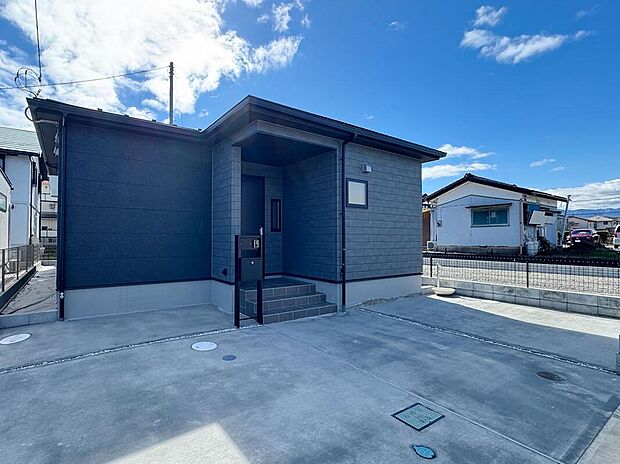 【現地外観写真】階段のない生活♪
戸建てでありながらマンションのように生活をワンフロアで完結できるので家事負担の軽減につながります。(7号棟)完成予想図