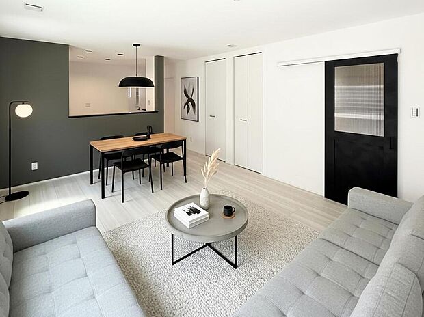 【リビング】16帖あるLDKで、大きなテレビも置きやすく、キッチンにいても家族とコミュニケーションが取りやすい間取りとなっています。※家具配置イメージ写真