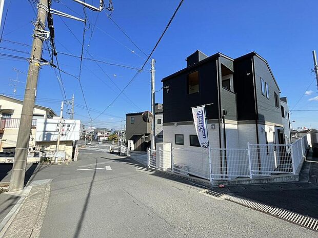 【前面道路含む現地写真】【建物完成済みです。】
バス停まで徒歩2分。
本厚木駅までのバスが充実しているエリアです。