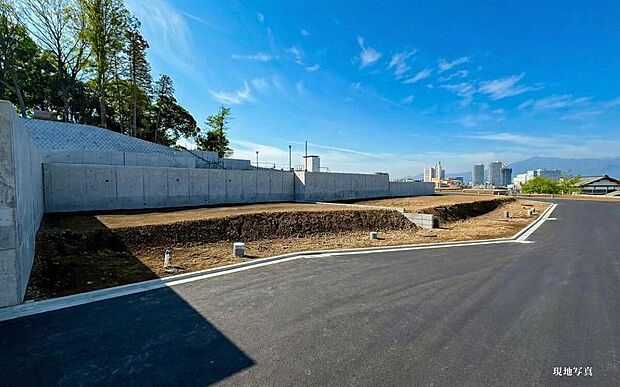 【【現地外観写真】】●前面道路6mのゆとり
接道は6m以上あるためお車の出し入れもラクにできます。また前面道路はお住まいの方の通行がメインのため車の行き来も少なく、小さなお子様がいるご家庭でも安心ですね。