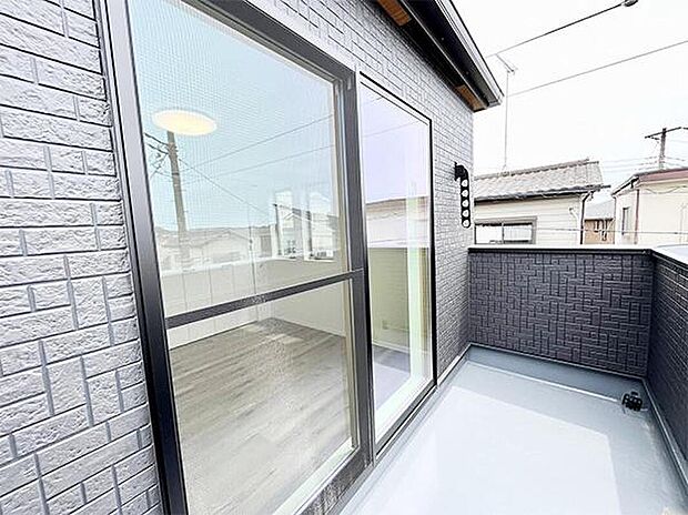 【バルコニー】◆陽光がたっぷり差し込むバルコニー
ご家族皆さんの洗濯物をたくさん干すことができます。